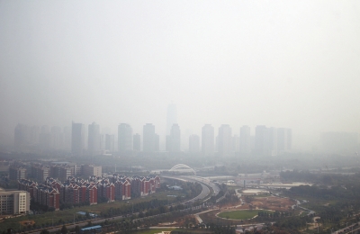 玉米秸稈煙淹了“大玉米”10月7日，霧霾籠罩下的鄭東新區(qū)CBD。