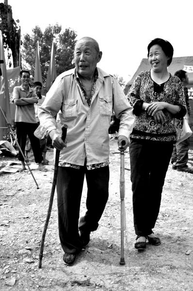 2011年6月26日，何兆勝在三女兒的陪伴下漫步在搬遷現(xiàn)場。