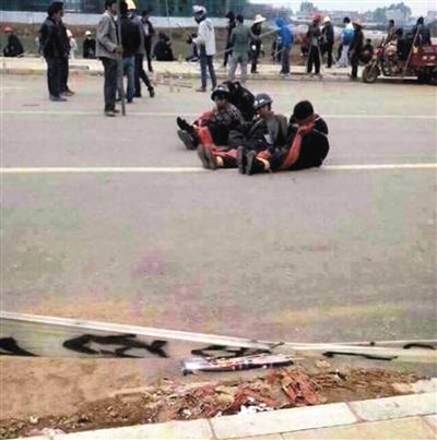 14日，沖突現(xiàn)場，幾名頭戴鋼盔的人被捆綁著。圖/東方IC