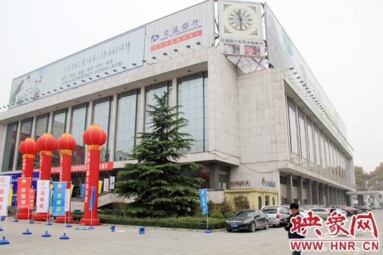 11月28日，記者從鄭州市政府獲悉，河南省人民會堂決定拆除違法存在10多年的巨型樓頂廣告。