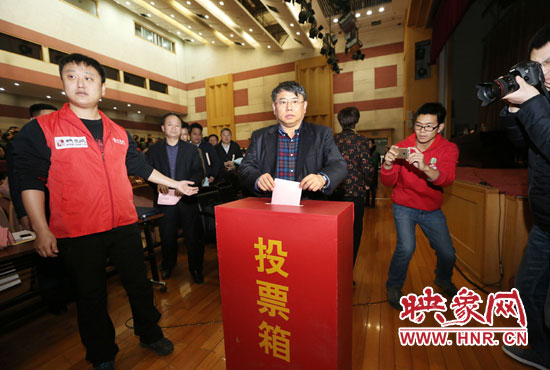 省委宣傳部副部長、省新聞出版廣電局局長朱夏炎現(xiàn)場投票