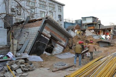 坍塌事故發(fā)生后，房屋傾倒在地面上。記者 徐曉帆/攝