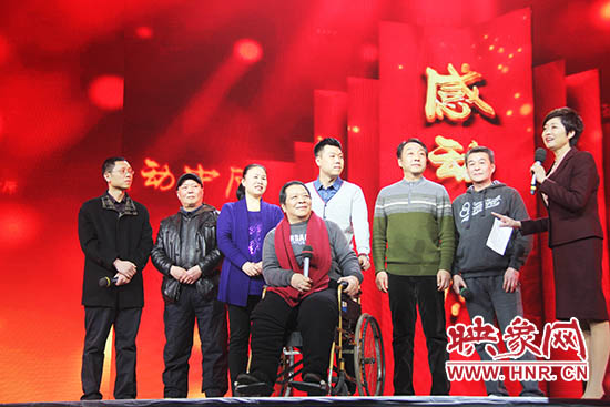 接力照顧高位截癱患者高新海的“隴海大院”愛(ài)心集體鄰居們。