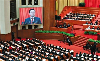 十二屆全國(guó)人大三次會(huì)議舉行第二次全體會(huì)議，全國(guó)人大常委會(huì)委員長(zhǎng)張德江作全國(guó)人大常委會(huì)工作報(bào)告。