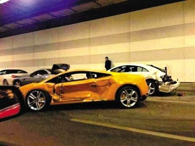 一目擊者出示照片，隧道內(nèi)，事發(fā)時(shí)還停著多輛車，其中一輛黃色豪車車門明顯內(nèi)凹，另一白色車車尾損毀嚴(yán)重。