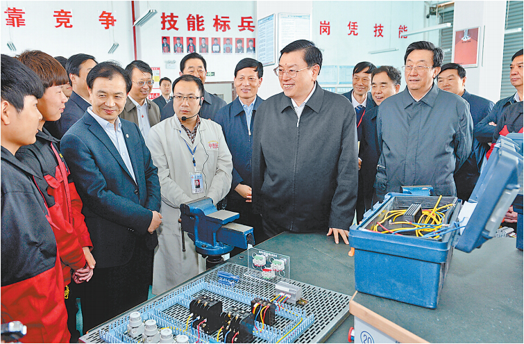 4月14日上午，中共中央政治局常委、全國人大常委會委員長張德江在許昌技術(shù)經(jīng)濟(jì)學(xué)校與血神們親切交談。