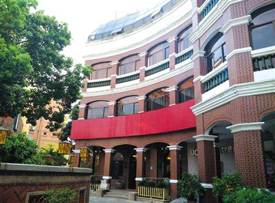 泉州多名干部稱，2010年下半年，徐鋼每周至少三天的下午在這幢建筑的地下酒窖。