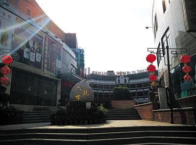 六井孔主打餐飲娛樂項(xiàng)目，泉州一些官員認(rèn)為這與文化創(chuàng)意產(chǎn)業(yè)難有關(guān)聯(lián)。