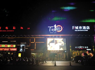 徐鋼在泉州市委書記任上將與他交往密切的商人引入泉州古城區(qū)開發(fā)文化創(chuàng)意產(chǎn)業(yè)。