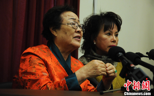 圖為慰安婦受害者李容洙（Lee Yong Soo。圖左）發(fā)表講話，要求安倍正式道歉。