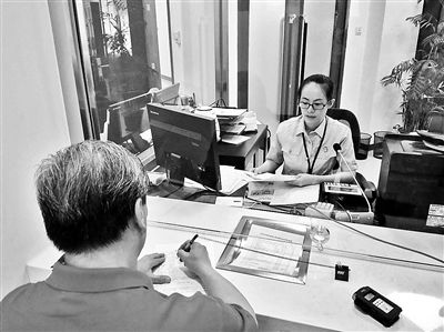 昨天，第一位行政案件立案者冀先生在立案大廳窗口前立案