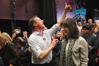 4日，英國巴斯，卡梅倫和妻子薩曼莎到一所女子學(xué)校助選。英國大選前夕，主要政黨的領(lǐng)袖們紛紛派妻子去拉選票。