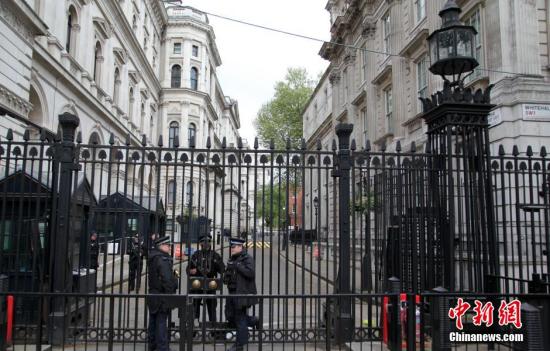 5月7日，英國(guó)舉行大選，英國(guó)首相府所在地唐寧街10號(hào)加強(qiáng)安保。民調(diào)顯示，英國(guó)兩大政黨保守黨和工黨的支持率不相上下，此次大選被稱為英國(guó)近40年來(lái)最難預(yù)測(cè)結(jié)果的一次大選。<a target='_blank' ><p  align=