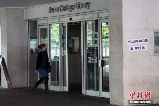 月7日，英國(guó)舉行大選，650個(gè)選區(qū)的選民前往投票站，選出代表各自選區(qū)的國(guó)會(huì)議員，贏得全國(guó)超過(guò)半數(shù)選區(qū)議席(即超過(guò)325個(gè)席位)的政黨，則獲得執(zhí)政權(quán)。圖為一名選民進(jìn)入投票站投票。<a target='_blank' ><p  align=