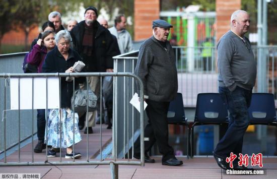 2015年英國(guó)大選投票已經(jīng)于當(dāng)?shù)貢r(shí)間5月7日早7點(diǎn)(北京時(shí)間7日下午14時(shí))開(kāi)始。選民將在首相卡梅倫領(lǐng)導(dǎo)的保守黨、米利班德領(lǐng)導(dǎo)的工黨及其他一些小黨中做出抉擇，投票結(jié)果將于8日出爐。