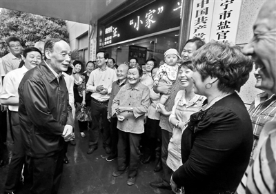 5月8日，王岐山與海寧市鹽官鎮(zhèn)桃園村黨委班子成員、老黨員和群眾親切交流供圖/新華社