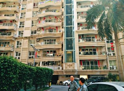 泉州鬧市區(qū)刺桐路上一小區(qū)。5月5日凌晨，泉州安監(jiān)局調研員謝清平在7號樓自殺。