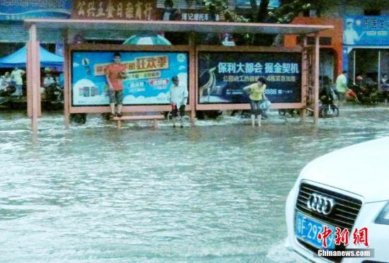 圖為暴雨持續(xù)兩小時(shí)，韶關(guān)市區(qū)又變“水城”。陳惠賢 攝