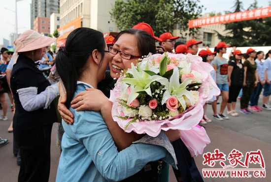 考試結束，考生與家長深情的擁抱