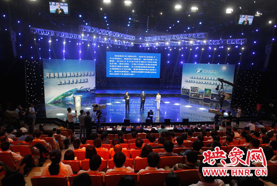 16日上午，河南電視臺(tái)1500平米演播廳內(nèi)座無(wú)虛席。