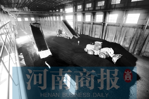 大量煤炭運往南區(qū)供熱站，為今冬供暖做準備 河南商報記者 鄧萬里/攝