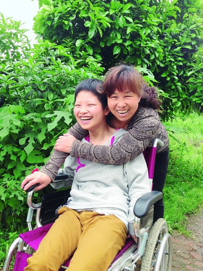 黃揚(yáng)和母親許秀梅在陽光下好開心。（黃珊攝）