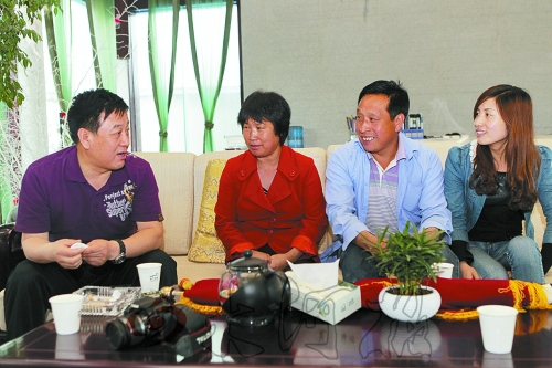 網(wǎng)友“奇石頑童”與牛松玲、郭新成夫婦