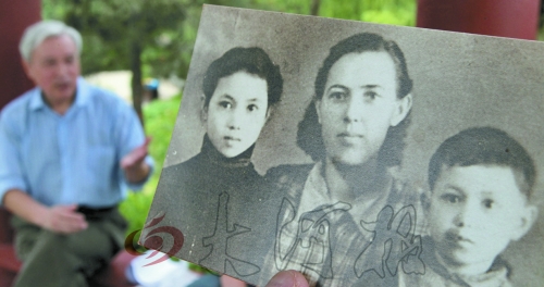 　前晚，花甲老人黎遠(yuǎn)康特意給遠(yuǎn)在哈薩克斯坦的老媽送上了母親節(jié)祝福