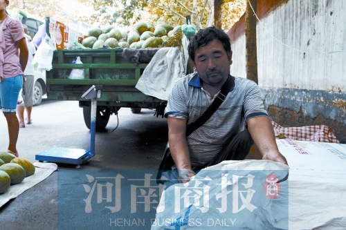 錢包就裝在這個編織袋里，枕在老陳頭下，沒想到還是被偷走了 實習(xí)生 唐韜/攝