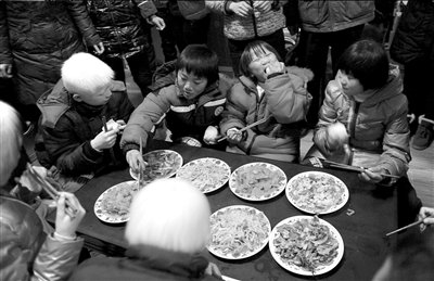 收養(yǎng)的孩子被送往開封市福利院后，吃上了晚餐。記者王苡萱攝