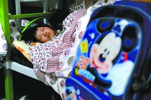 一名兒童昨晚在蘭考縣臨時救助站的房間入睡。新華社發(fā)