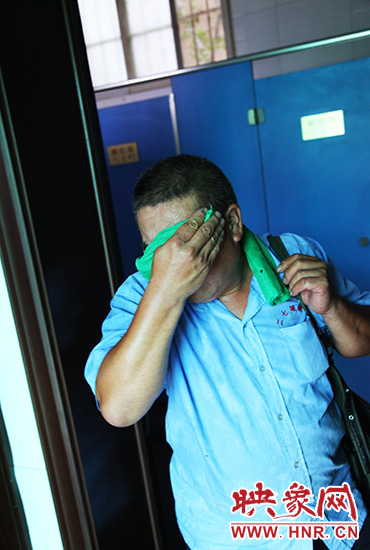 修好設(shè)施，從廁所內(nèi)出來時(shí)江學(xué)銅已滿頭大汗