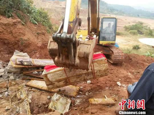 圖為“官墓”被移走。 嚴(yán)初 攝