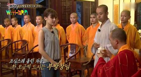 圖為具荷拉向方丈奉茶。