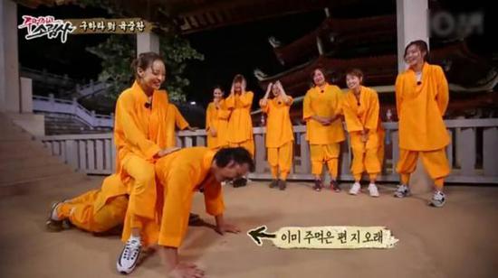 陸重烷接受懲罰做俯臥撐，女星具荷拉坐其背上。