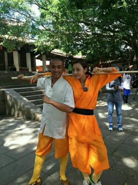 這些參加節(jié)目的女星當(dāng)中既有歌手，又有演員，都是時尚年輕且受歡迎的女星。