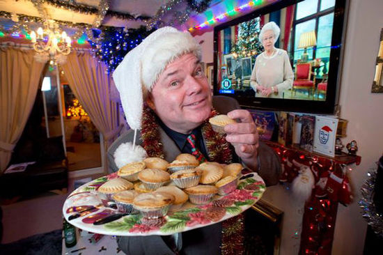 病態(tài)！英男子連續(xù)22年每日過(guò)圣誕耗資2千萬(wàn)元