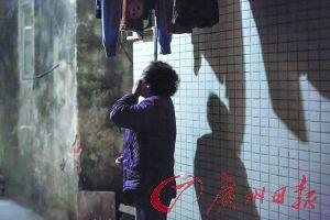 女姐在講述自己老伴幾年前在保姆的“照料”下去世的經(jīng)歷，神色悲傷。廣州日報(bào)記者陳憂子