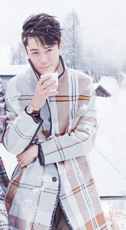 胡歌和霍建華為雜志拍攝了一組封面照，二人穿著同款風(fēng)衣，在白雪中端著咖啡，恩愛“虐狗”