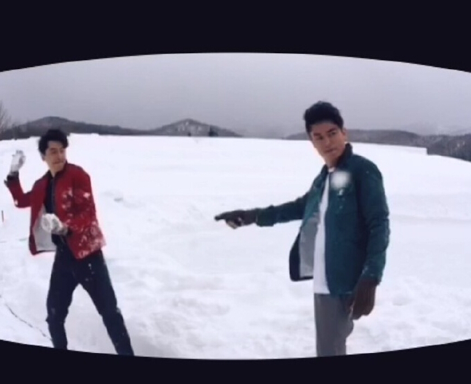 胡歌和霍建華為雜志拍攝了一組封面照，二人穿著同款風(fēng)衣，在白雪中端著咖啡，恩愛“虐狗”