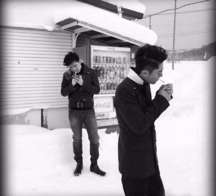 胡歌和霍建華為雜志拍攝了一組封面照，二人穿著同款風(fēng)衣，在白雪中端著咖啡，恩愛“虐狗”