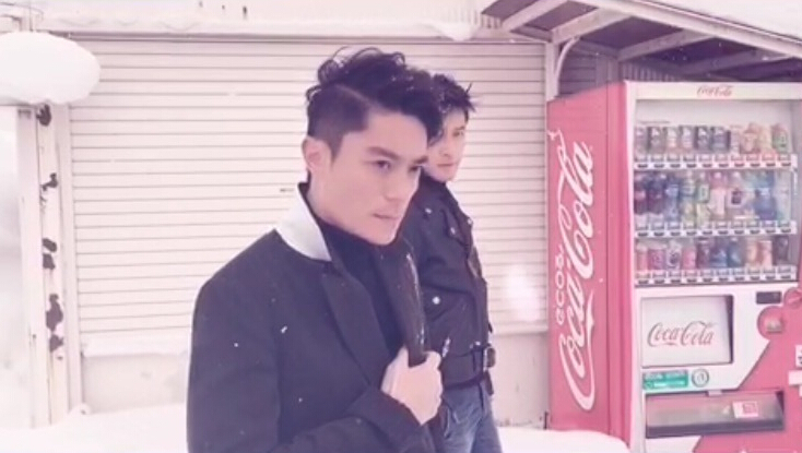 胡歌和霍建華為雜志拍攝了一組封面照，二人穿著同款風(fēng)衣，在白雪中端著咖啡，恩愛“虐狗”