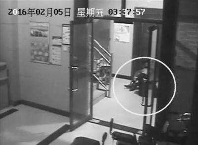 小區(qū)監(jiān)控視頻截圖，兩人一坐一跪竟聊了十多分鐘。