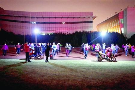 昨晚，松江體育場(chǎng)秩序井然，兩隊(duì)廣場(chǎng)舞被有序地分散在了不同區(qū)域。