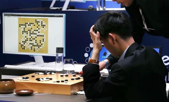 復(fù)盤階段李世石也在不停撓頭。