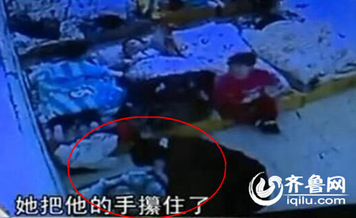 孩子午睡時候睜眼，老師攥住孩子的手，打臉。