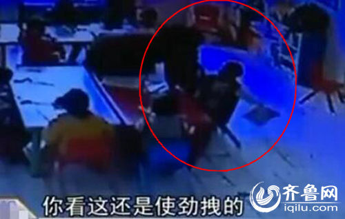 孩子上課時被老師拖拽。（紅圈中拿書者系孩子）