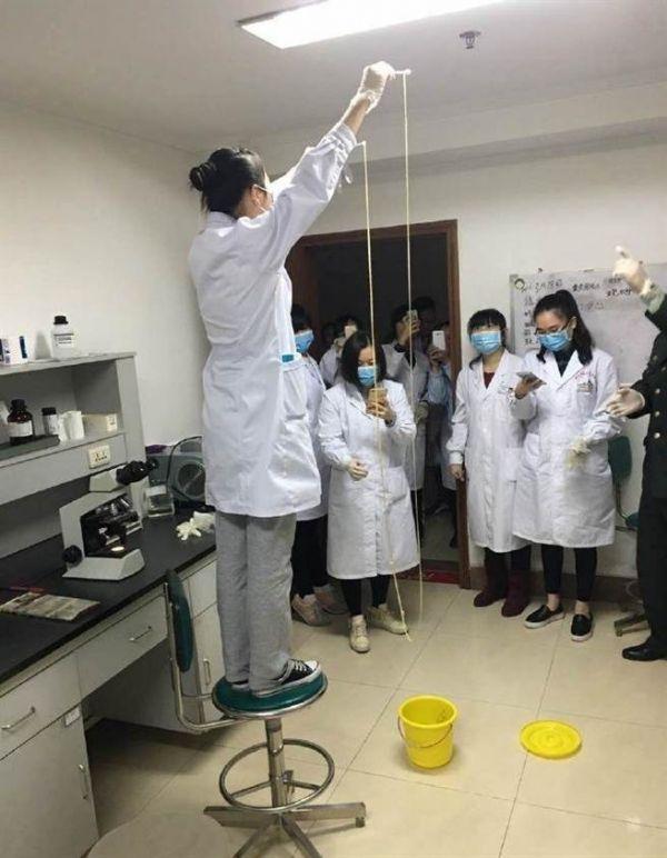 愛吃生肉惹的禍！男子體內(nèi)取出5米長寄生蟲(圖)