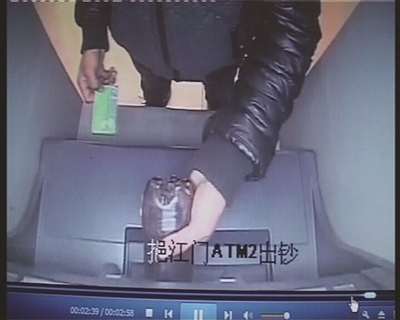 男子將可樂倒進(jìn)取款機(jī)。