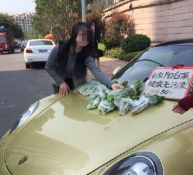 開保時捷賣菜走紅 網友：炒作無底線 自稱陽臺菜健康無污染，只賣“懂貨”的人